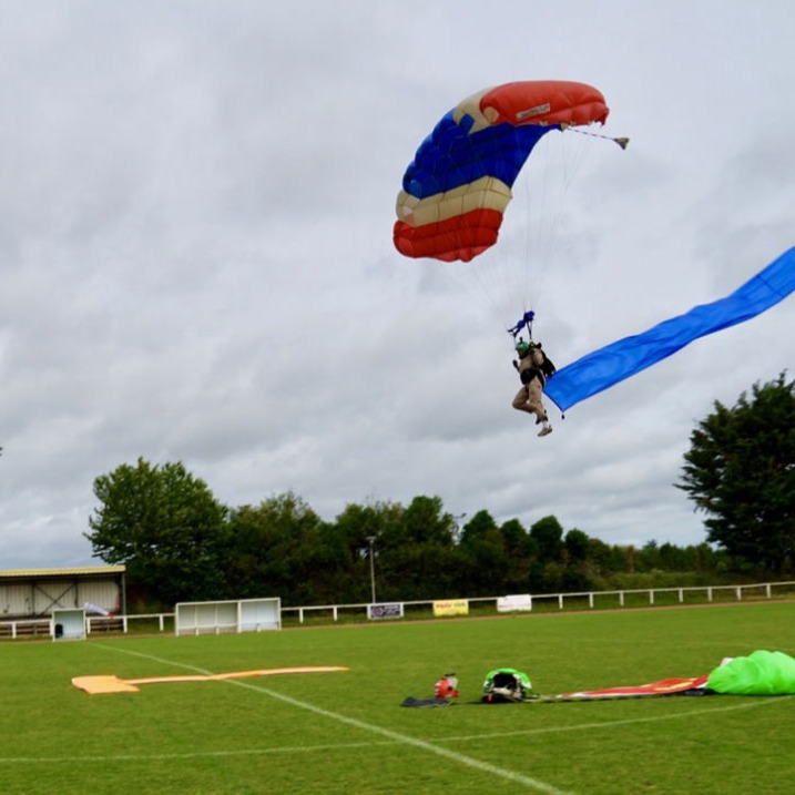 Darryld Light lands on target flying a blue, white, red streamer during Starhopp 3